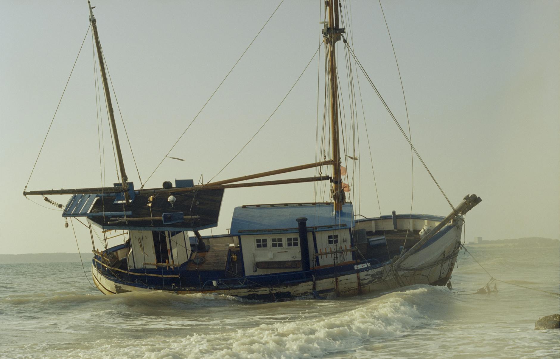 Ilustrasi sampul buku Tenggelamnya Kapal Van Der Wijck karya Buya Hamka salah satu karya sastra klasik Indonesia yang paling terkenal dan berpengaruh