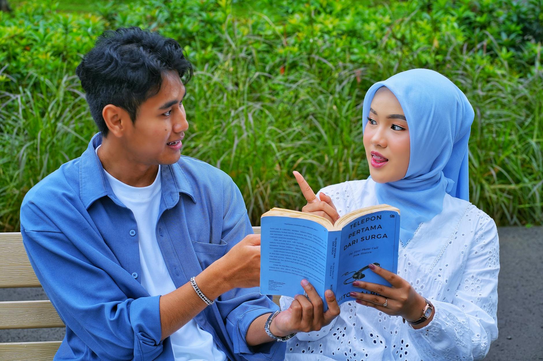 Alamat penerbit buku yang lengkap dan akurat membantu memudahkan pencarian dan pengiriman dokumen atau buku ke kantor penerbit.