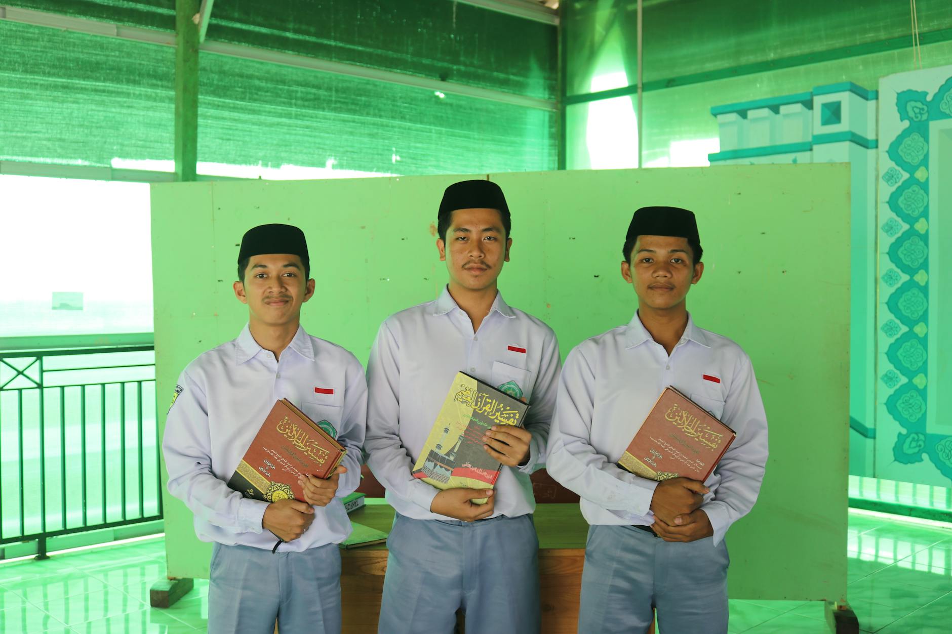 Informasi kontak dan alamat penerbit esis yang menjelaskan profil perusahaan dan layanan penerbitan buku akademis serta non akademis