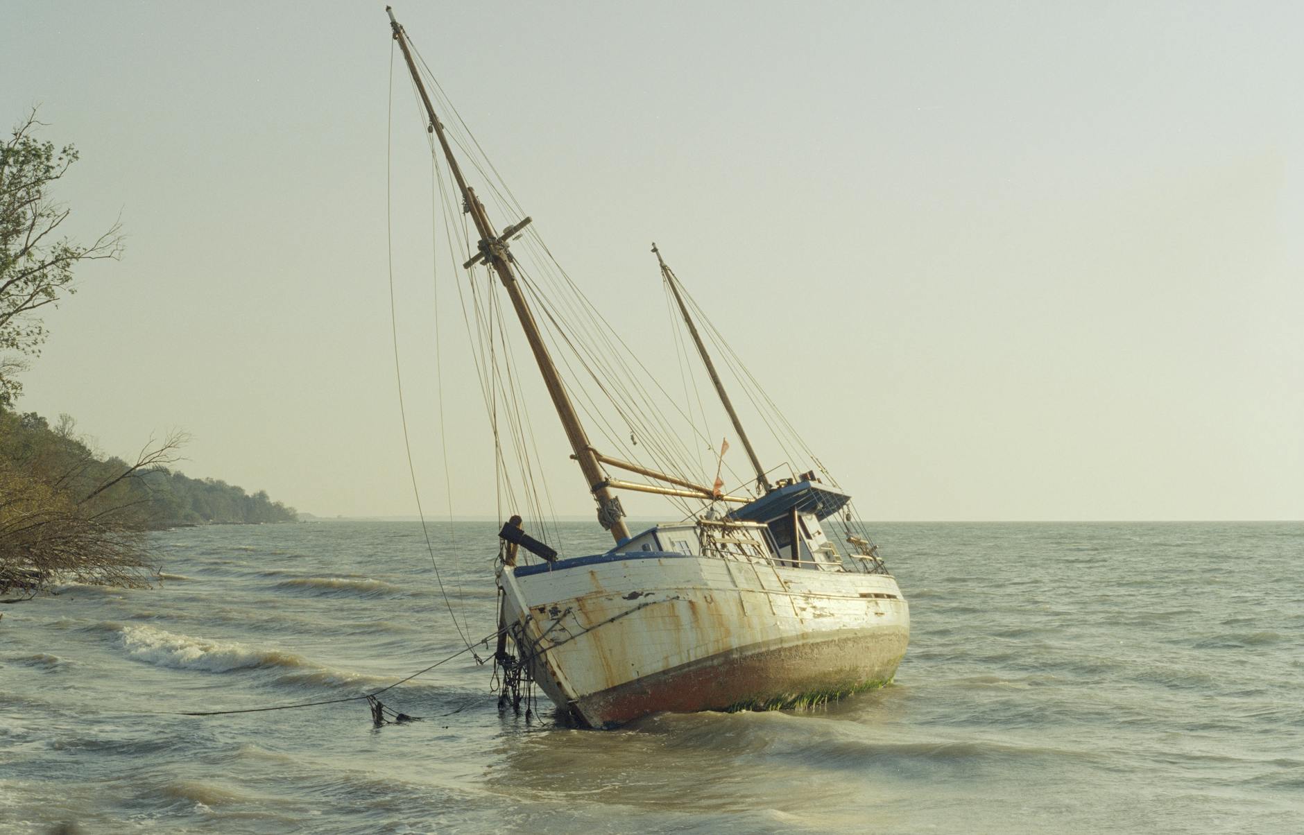 Gambar cover buku Tenggelamnya Kapal Van Der Wijck karya Buya Hamka yang merupakan salah satu karya sastra Indonesia terkenal dan penerbit buku ini telah membantu menyebarkan kisah cinta yang tragis ini kepada pembaca di seluruh negeri