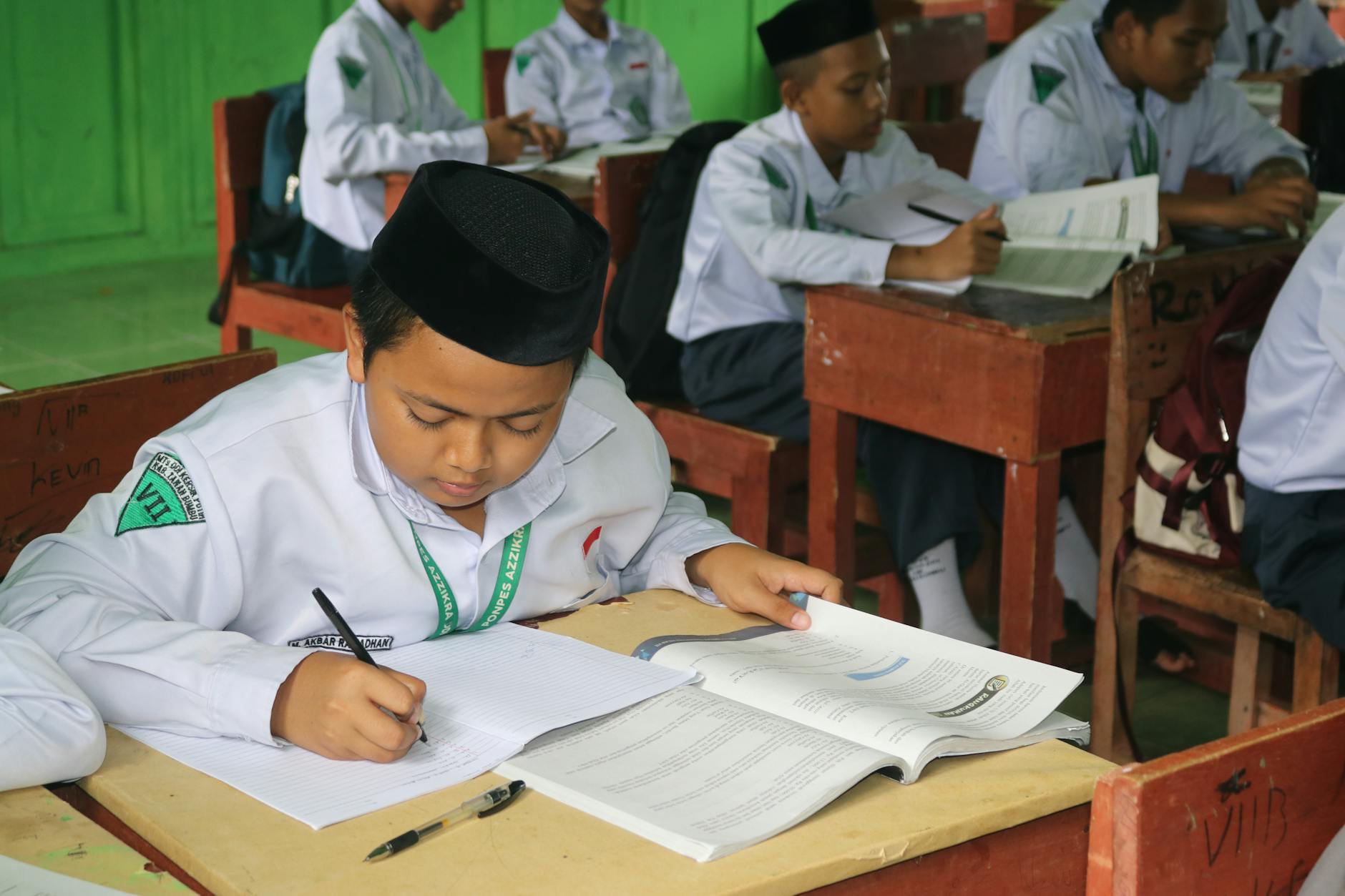 Penerbit buku pendidikan terkemuka yang menyediakan sumber daya belajar berkualitas untuk siswa dan guru di Indonesia