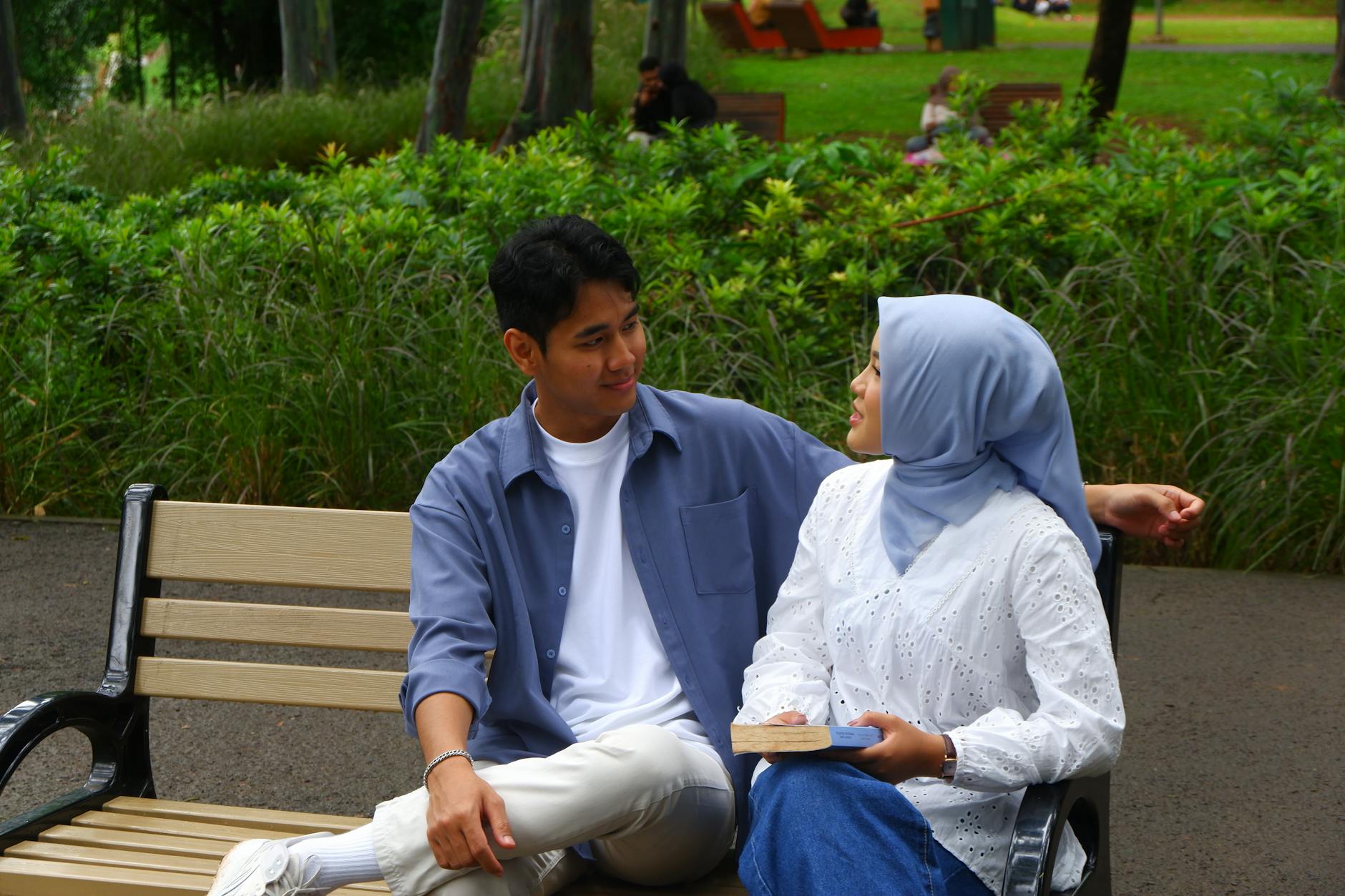 Gambar sampul buku Maaf Tuhan Aku Hampir Menyerah dari Penerbit yang menggambarkan perjuangan dan kepercayaan diri dalam menghadapi kesulitan hidup