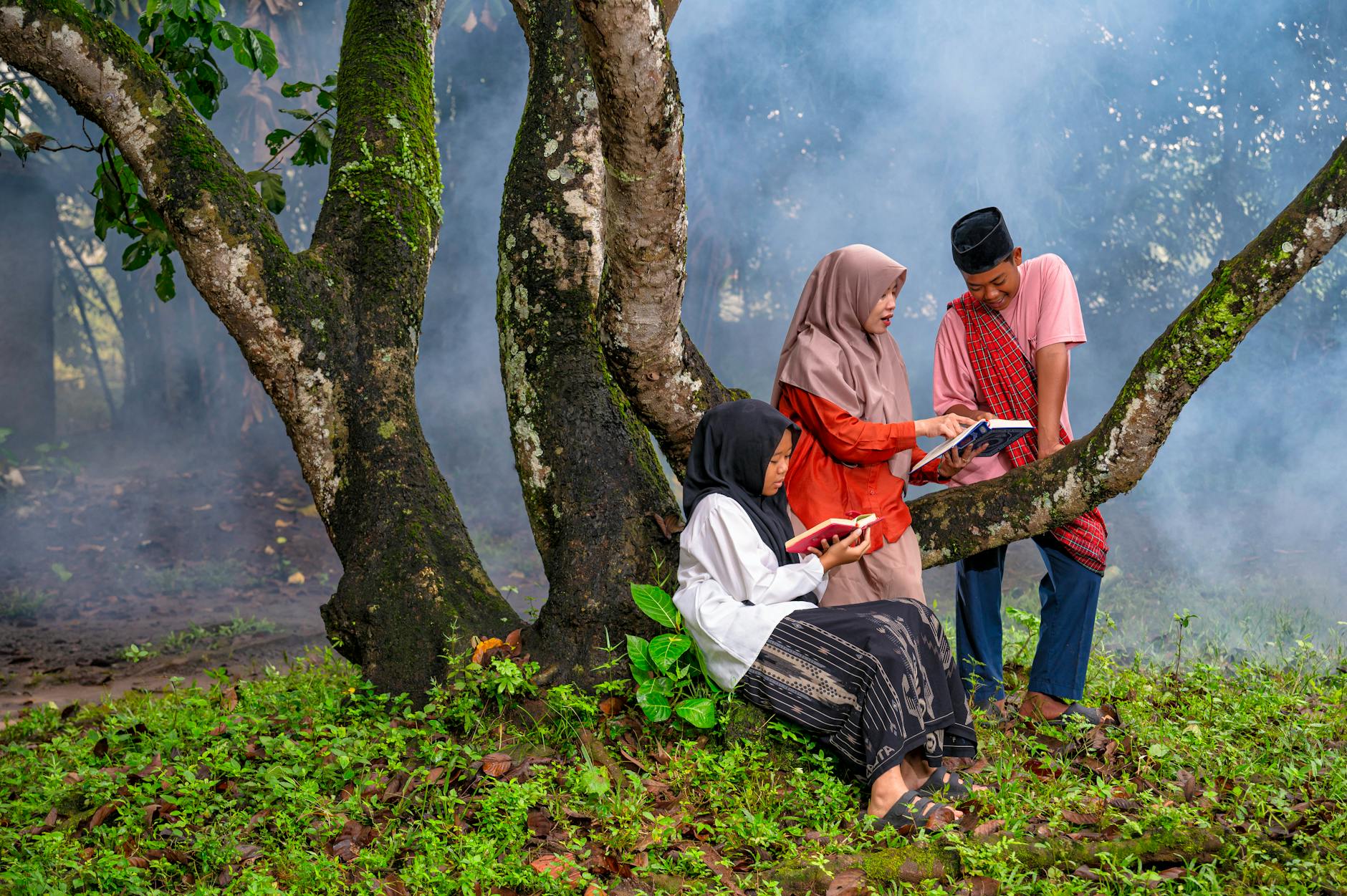 Tiga Serangkai Penerbit adalah salah satu penerbit buku terkemuka di Indonesia yang menyediakan berbagai macam buku berkualitas tinggi untuk memenuhi kebutuhan pembaca