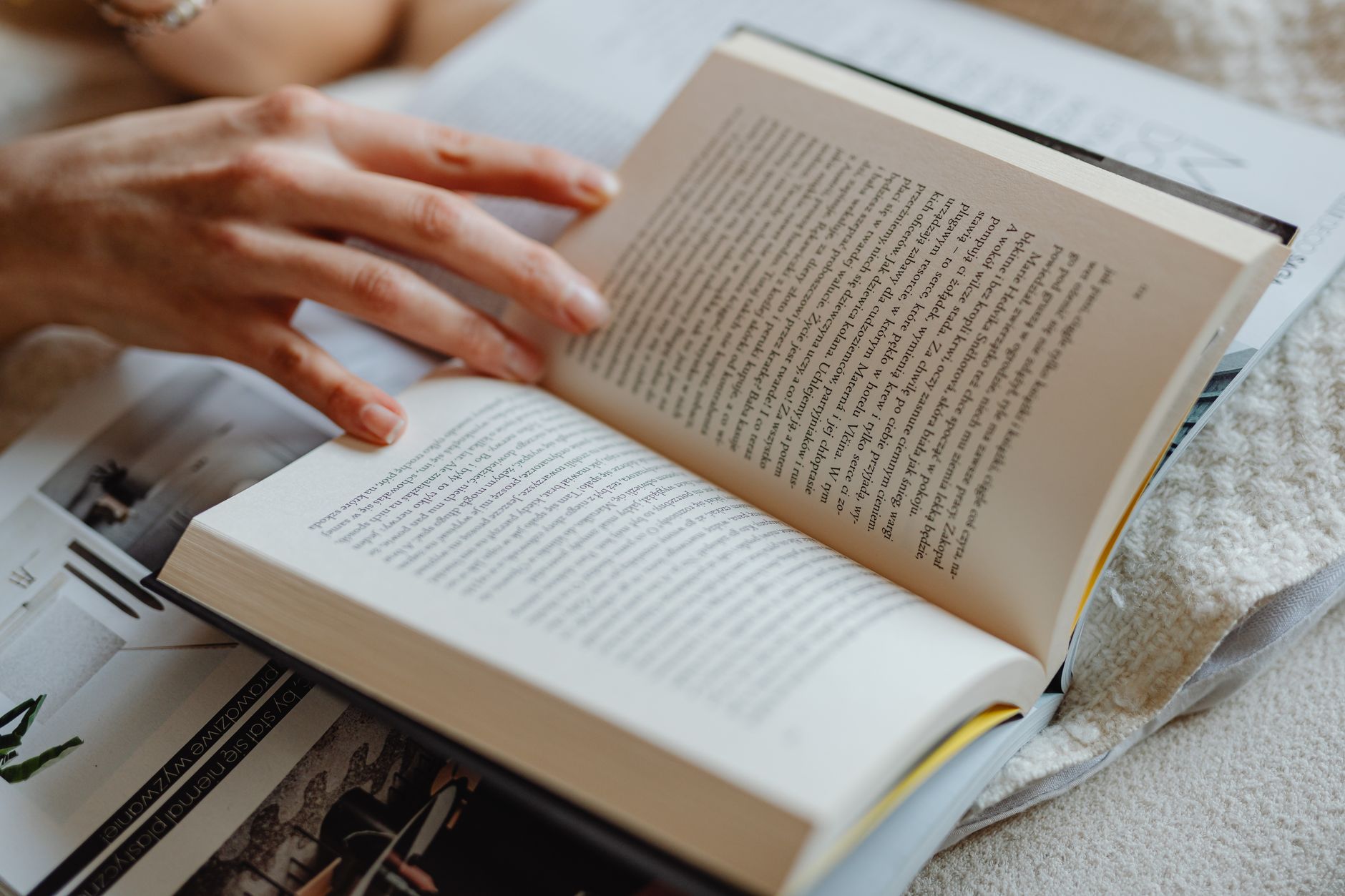 Ruang penerbitan novel modern dengan meja kerja yang rapi dan rak buku yang terisi penuh dengan karya sastra terkenal