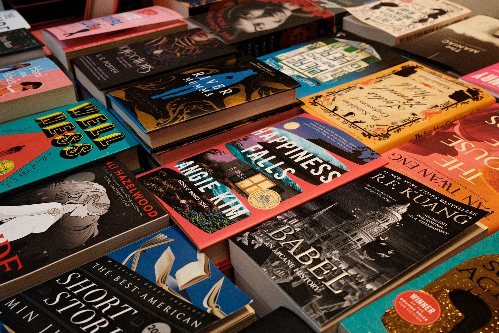 Gambar ilustrasi penerbit buku novel gratis dengan sampul menarik dan teks yang terbaca jelas