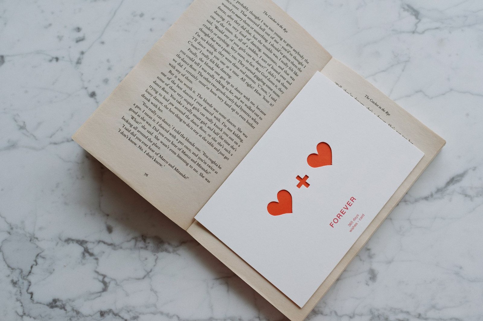 Gambar sampul novel London Love Story karya penulis ternama dengan latar belakang kota London yang romantis