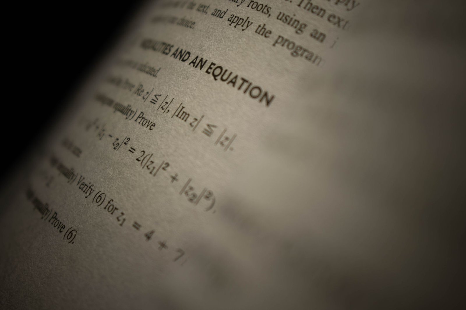 Gambar sampul buku matematika terbaru dari penerbit Mediatama yang membahas konsep dan rumus matematika dasar untuk siswa sekolah menengah